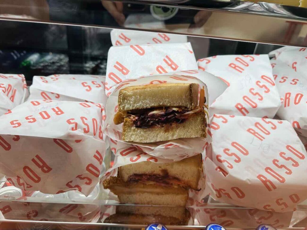 Rosso est un coffee-shop et une sandwicherie à Marseille ouverte toute la journée dans un cadre d'esprit 90's (