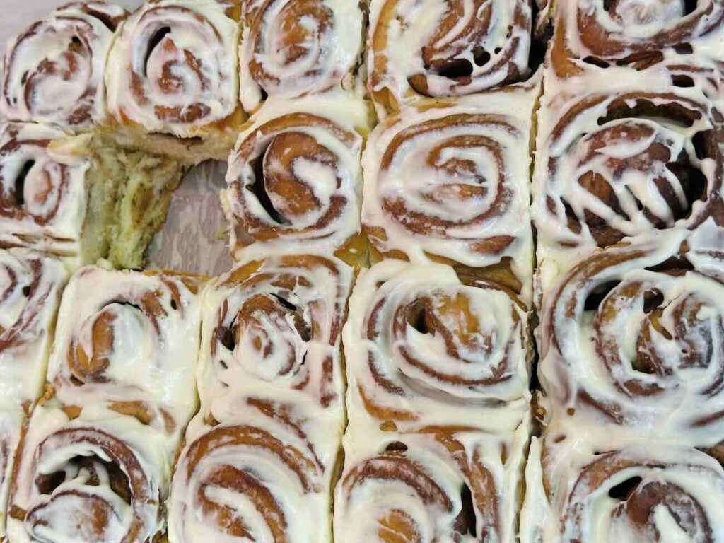 Rosso est un coffee-shop et une sandwicherie à Marseille ouverte toute la journée dans un cadre d'esprit 90's (cinemon roll)