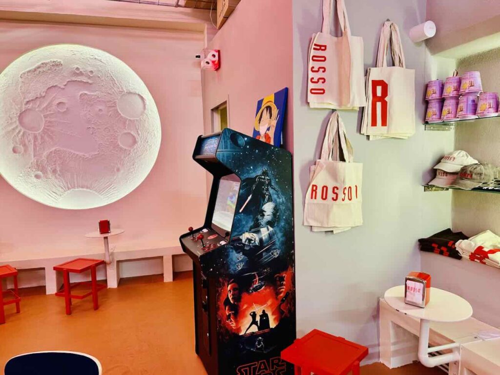 Rosso est un coffee-shop et une sandwicherie à Marseille ouverte toute la journée dans un cadre d'esprit 90's (jeu arcade)