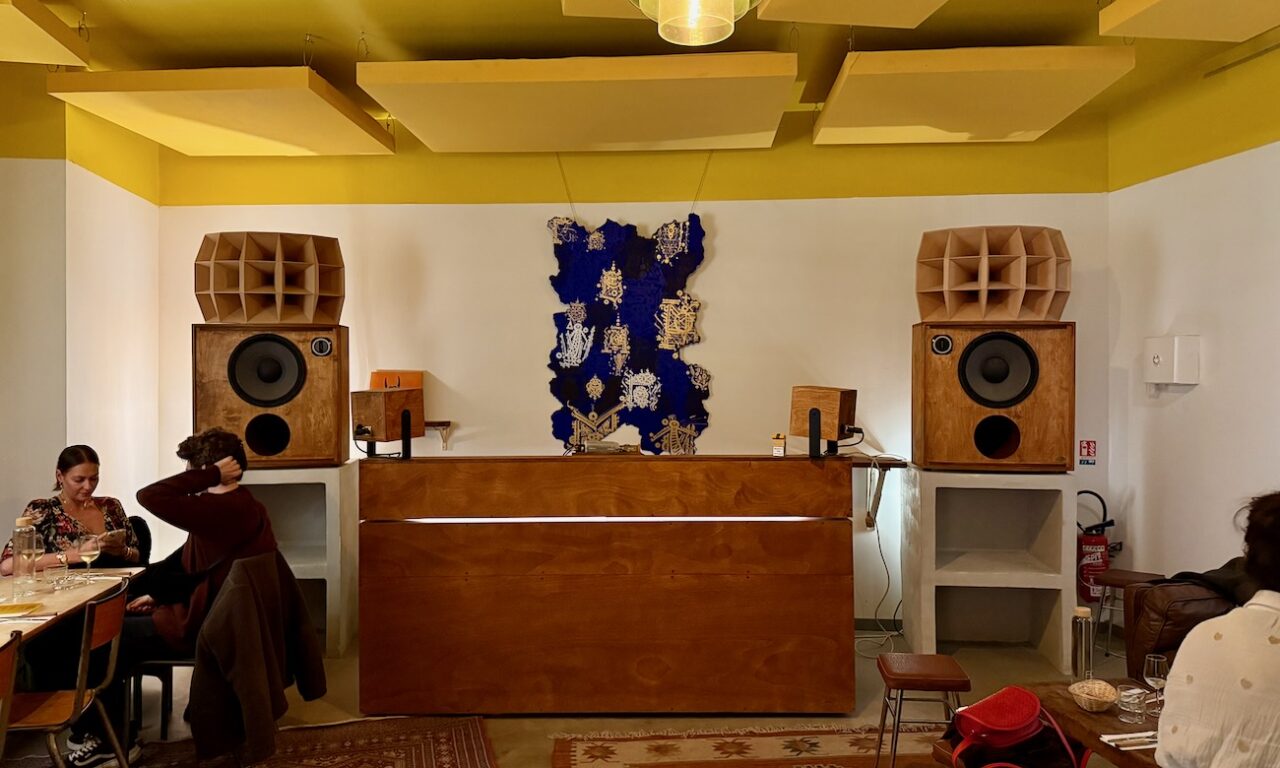 Bar audiophile niché rue d’Aubagne, Yuzu marie système son pointu, programmation éclectique, tapas méditerranéennes et expo d’artistes (sono)