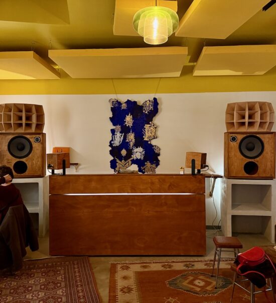 Bar audiophile niché rue d’Aubagne, Yuzu marie système son pointu, programmation éclectique, tapas méditerranéennes et expo d’artistes (sono)