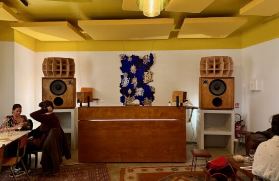 Bar audiophile niché rue d’Aubagne, Yuzu marie système son pointu, programmation éclectique, tapas méditerranéennes et expo d’artistes (sono)