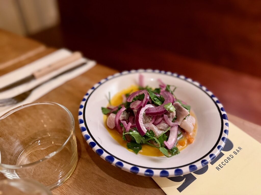 Bar audiophile niché rue d’Aubagne, Yuzu marie système son pointu, programmation éclectique, tapas méditerranéennes et expo d’artistes (ceviche)