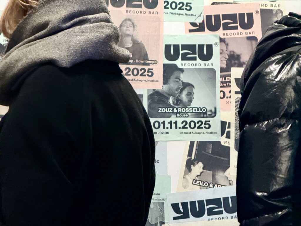Bar audiophile niché rue d’Aubagne, Yuzu marie système son pointu, programmation éclectique, tapas méditerranéennes et expo d’artistes (affiches)