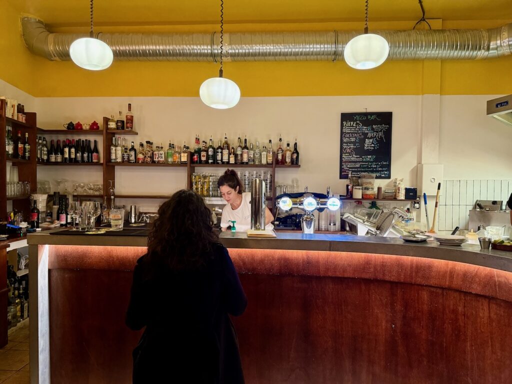 Bar audiophile niché rue d’Aubagne, Yuzu marie système son pointu, programmation éclectique, tapas méditerranéennes et expo d’artistes (bar)