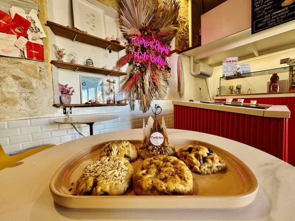 Cookiss est une boutique de cookies artisanaux à Marseille spécialisée dans le Cookie Dough (assiette)
