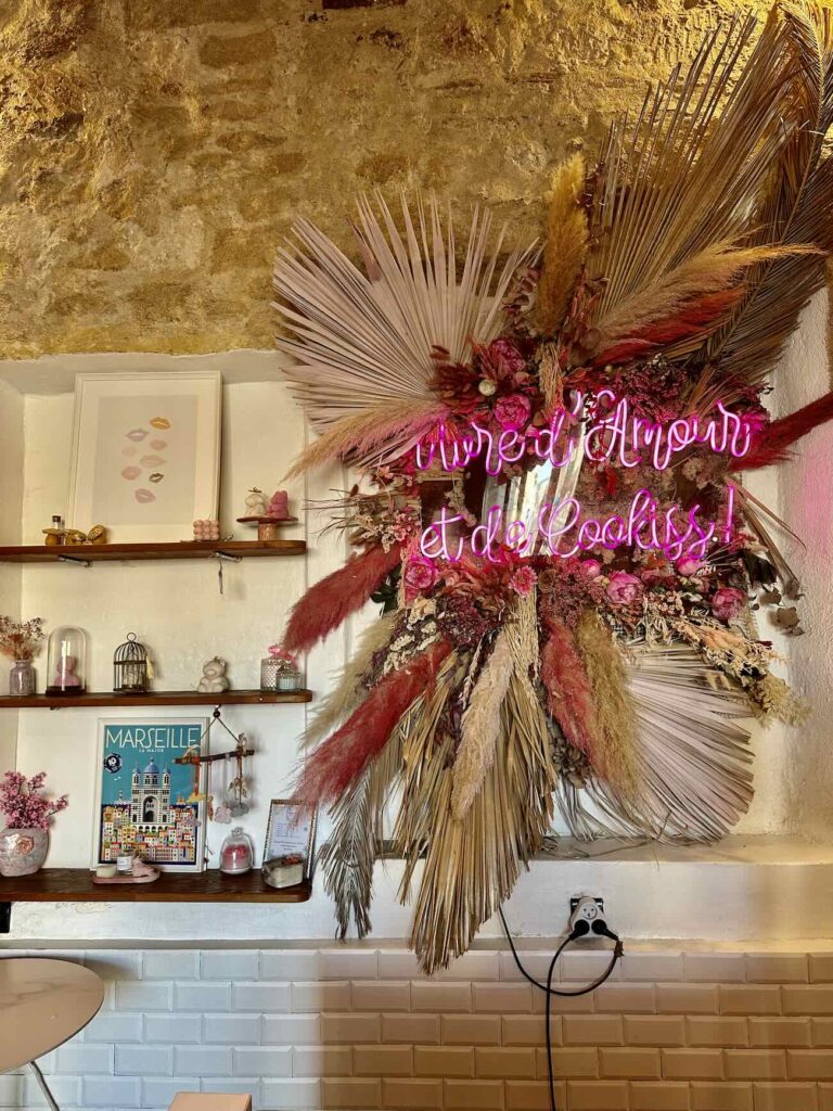 Cookiss est une boutique de cookies artisanaux à Marseille spécialisée dans le Cookie Dough (déco)