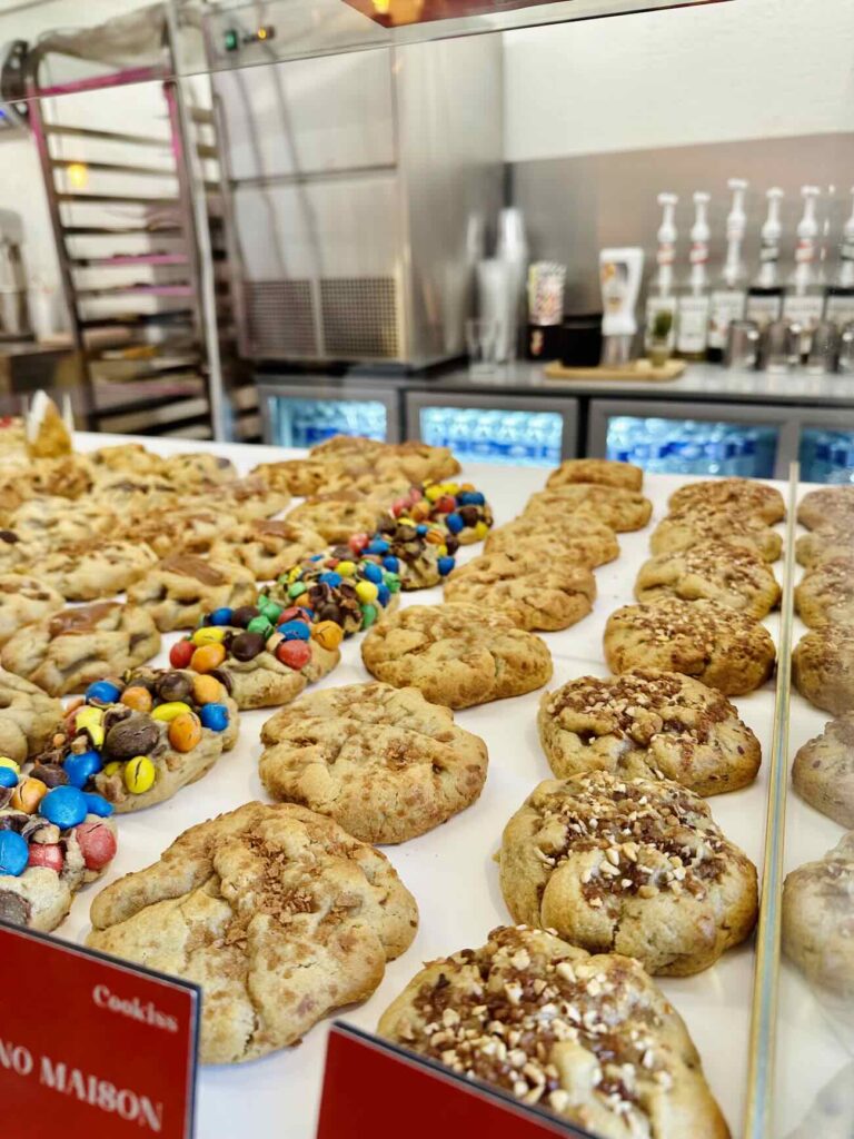 Cookiss est une boutique de cookies artisanaux à Marseille spécialisée dans le Cookie Dough (collection)
