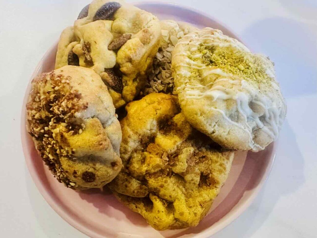 Cookiss est une boutique de cookies artisanaux à Marseille spécialisée dans le Cookie Dough (gros plans)