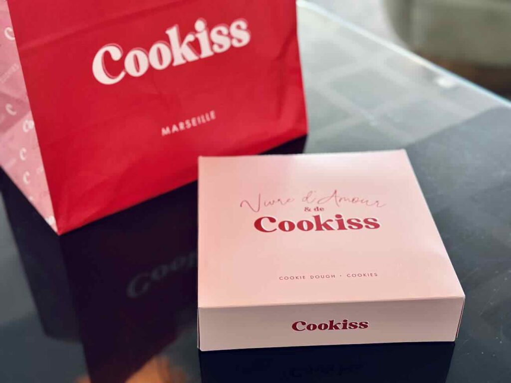 Cookiss est une boutique de cookies artisanaux à Marseille spécialisée dans le Cookie Dough (coffret)