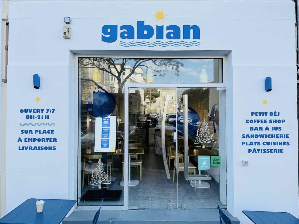 À deux pas du Vieux-Port et de la plage des Catalans, Gabian revisite la cuisine provençale en version street food : buns à la daube ou à l’aïoli, plats du jour, café de spécialité et pâtisseries maison, du petit déjeuner au goûter, de 8h à 18h. (facade)