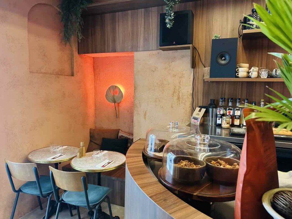 John Silver est un bistrot et coffee-shop qui propose une cuisine 100 % végétale, antispéciste et végane à Marseille à deux pas du Vieux-Port (comptoir)