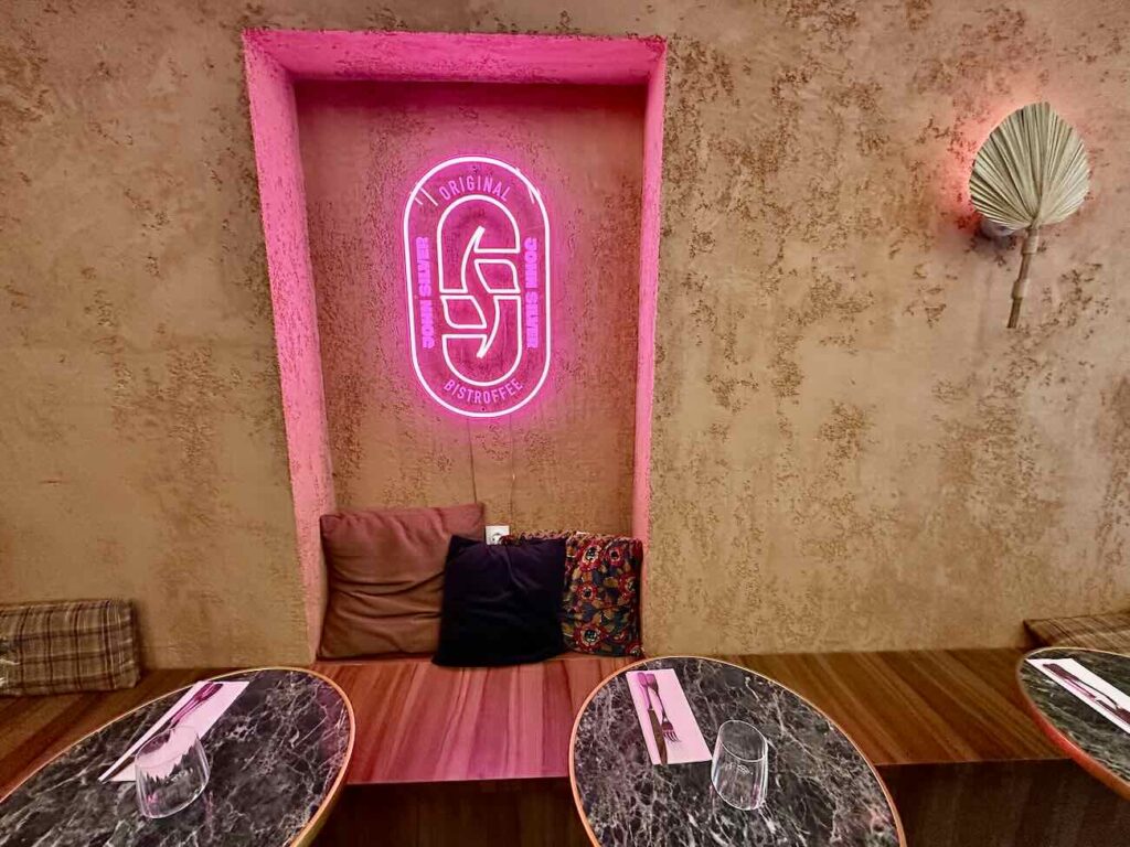John Silver est un bistrot et coffee-shop qui propose une cuisine 100 % végétale, antispéciste et végane à Marseille à deux pas du Vieux-Port (néon)