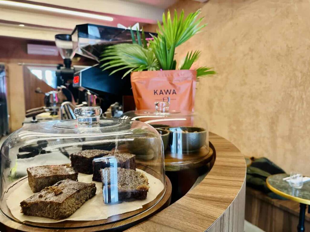 John Silver est un bistrot et coffee-shop qui propose une cuisine 100 % végétale, antispéciste et végane à Marseille à deux pas du Vieux-Port (brownie)