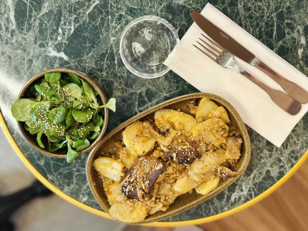 John Silver est un bistrot et coffee-shop qui propose une cuisine 100 % végétale, antispéciste et végane à Marseille à deux pas du Vieux-Port (plat)