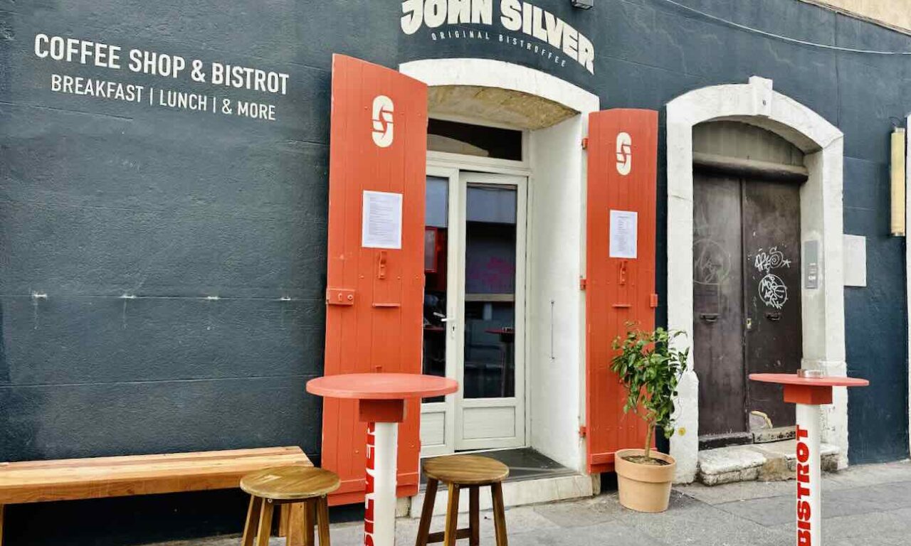 John Silver est un bistrot et coffee-shop qui propose une cuisine 100 % végétale, antispéciste et végane à Marseille à deux pas du Vieux-Port (devanture)