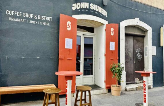 John Silver est un bistrot et coffee-shop qui propose une cuisine 100 % végétale, antispéciste et végane à Marseille à deux pas du Vieux-Port (devanture)