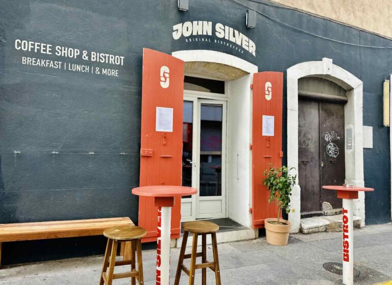 John Silver est un bistrot et coffee-shop qui propose une cuisine 100 % végétale, antispéciste et végane à Marseille à deux pas du Vieux-Port (devanture)