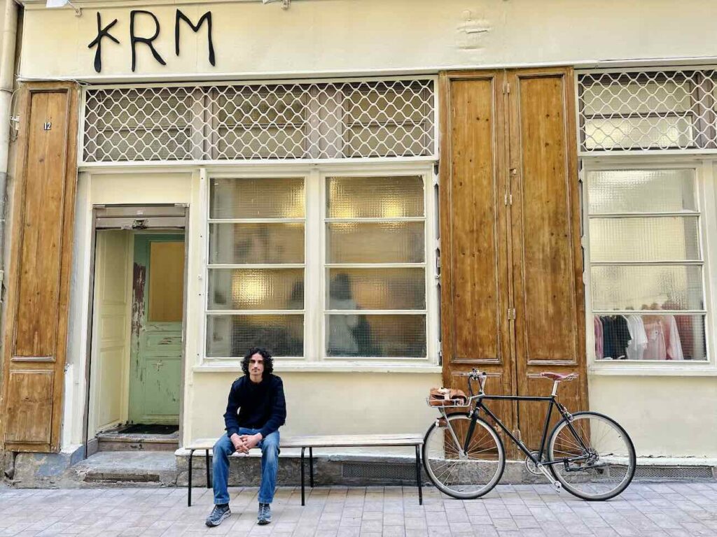 KRM est un lieu hybride ouvert par l'ancien danseur et chorégraphe Karim Naar à Marseille. A la fois café, galerie et boutique, il se vent u lieu de rencontre et d'échange autour des talents émergents du pourtour méditerranéen (devanture)