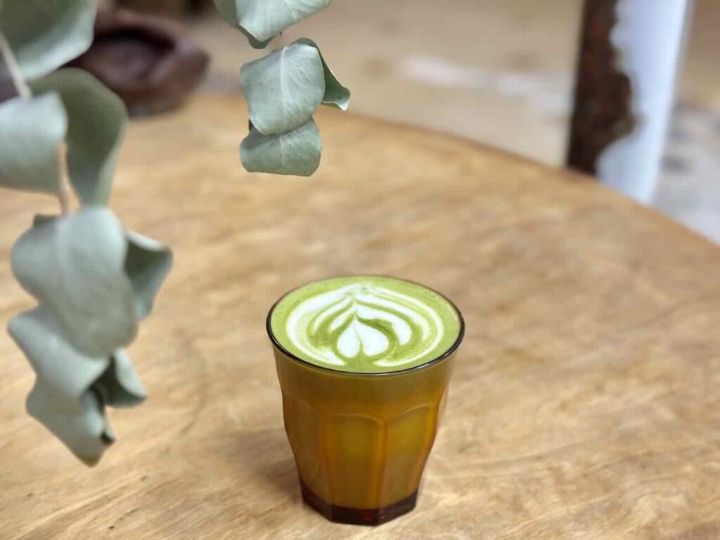 KRM est un lieu hybride ouvert par l'ancien danseur et chorégraphe Karim Naar à Marseille. A la fois café, galerie et boutique, il se vent u lieu de rencontre et d'échange autour des talents émergents du pourtour méditerranéen (matcha)