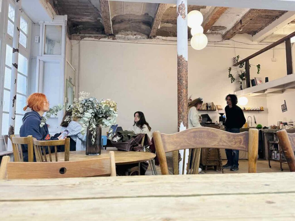 KRM est un lieu hybride ouvert par l'ancien danseur et chorégraphe Karim Naar à Marseille. A la fois café, galerie et boutique, il se vent u lieu de rencontre et d'échange autour des talents émergents du pourtour méditerranéen (coworking)