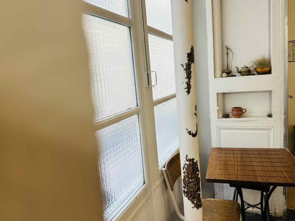 KRM est un lieu hybride ouvert par l'ancien danseur et chorégraphe Karim Naar à Marseille. A la fois café, galerie et boutique, il se vent u lieu de rencontre et d'échange autour des talents émergents du pourtour méditerranéen.