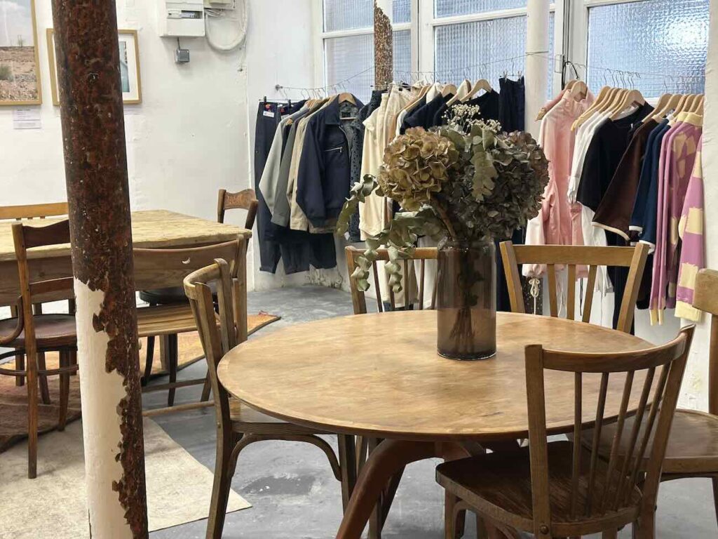 KRM est un lieu hybride ouvert par l'ancien danseur et chorégraphe Karim Naar à Marseille. A la fois café, galerie et boutique, il se vent u lieu de rencontre et d'échange autour des talents émergents du pourtour méditerranéen tables)