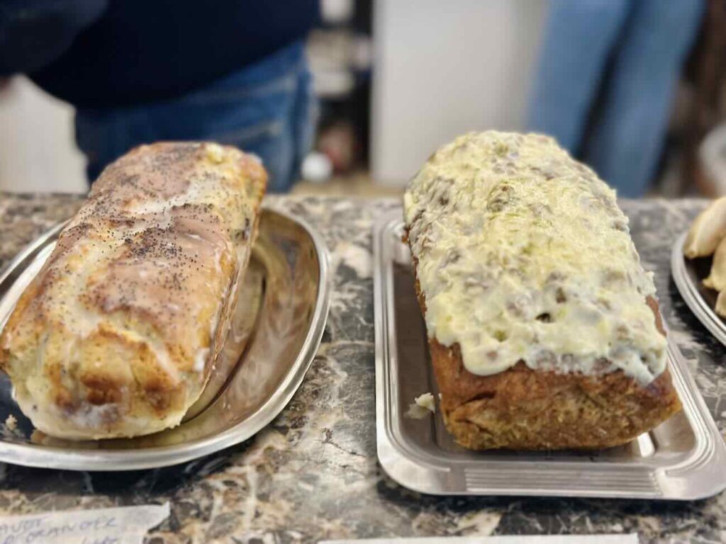 KRM est un lieu hybride ouvert par l'ancien danseur et chorégraphe Karim Naar à Marseille. A la fois café, galerie et boutique, il se vent u lieu de rencontre et d'échange autour des talents émergents du pourtour méditerranéen (gâteaux)
