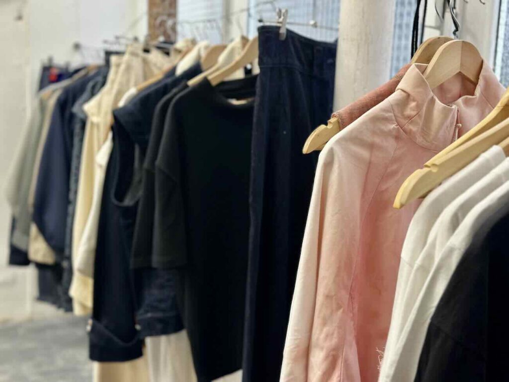 KRM est un lieu hybride ouvert par l'ancien danseur et chorégraphe Karim Naar à Marseille. A la fois café, galerie et boutique, il se vent u lieu de rencontre et d'échange autour des talents émergents du pourtour méditerranéen (vêtements)