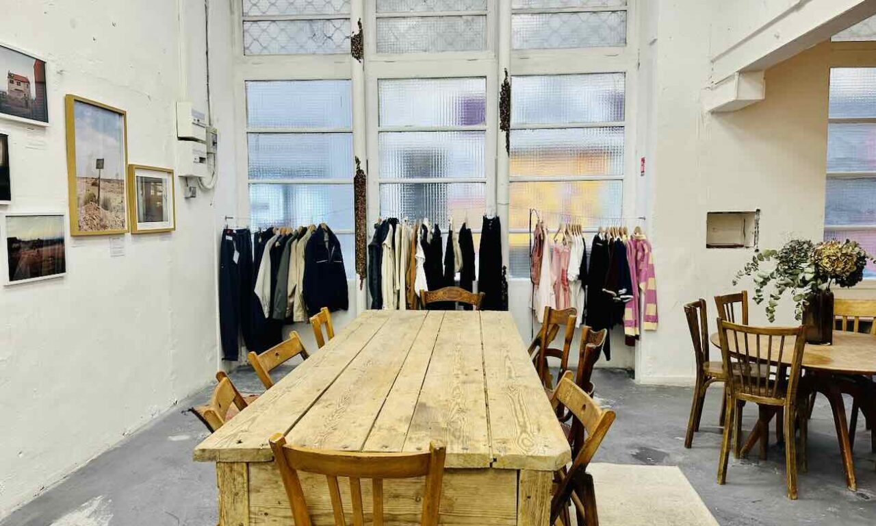 KRM est un lieu hybride ouvert par l'ancien danseur et chorégraphe Karim Naar à Marseille. A la fois café, galerie et boutique, il se vent u lieu de rencontre et d'échange autour des talents émergents du pourtour méditerranéen (salle)