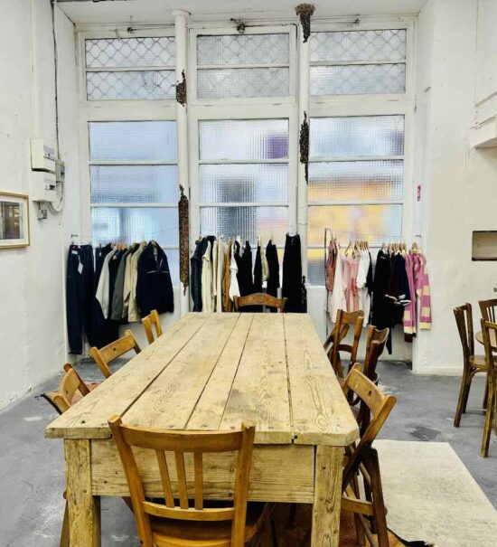 KRM est un lieu hybride ouvert par l'ancien danseur et chorégraphe Karim Naar à Marseille. A la fois café, galerie et boutique, il se vent u lieu de rencontre et d'échange autour des talents émergents du pourtour méditerranéen (salle)