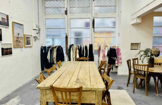 KRM est un lieu hybride ouvert par l'ancien danseur et chorégraphe Karim Naar à Marseille. A la fois café, galerie et boutique, il se vent u lieu de rencontre et d'échange autour des talents émergents du pourtour méditerranéen (salle)