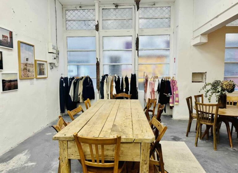 KRM est un lieu hybride ouvert par l'ancien danseur et chorégraphe Karim Naar à Marseille. A la fois café, galerie et boutique, il se vent u lieu de rencontre et d'échange autour des talents émergents du pourtour méditerranéen (salle)