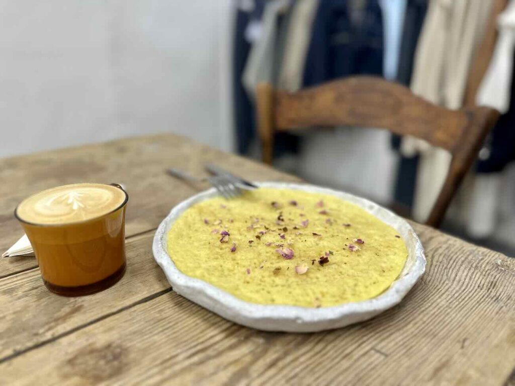 KRM est un lieu hybride ouvert par l'ancien danseur et chorégraphe Karim Naar à Marseille. A la fois café, galerie et boutique, il se vent u lieu de rencontre et d'échange autour des talents émergents du pourtour méditerranéen (crêpe)