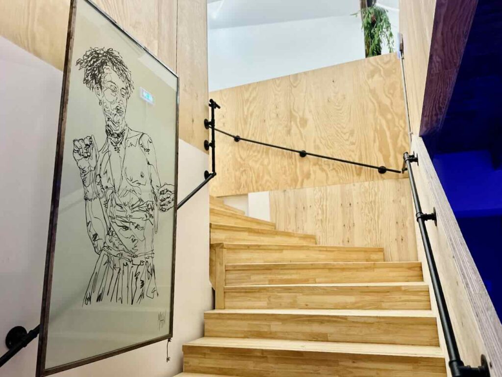 La Mûrisserie est un tiers lieu culturel situé sur le Cours Julien à Marseille. Il propose un bar, une cantine, un lieu culturel et un espace coworking (étage)