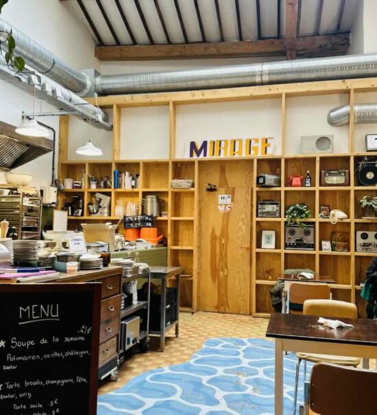 La Mûrisserie est un tiers lieu culturel situé sur le Cours Julien à Marseille. Il propose un bar, une cantine, un lieu culturel et un espace coworking (cuisine))