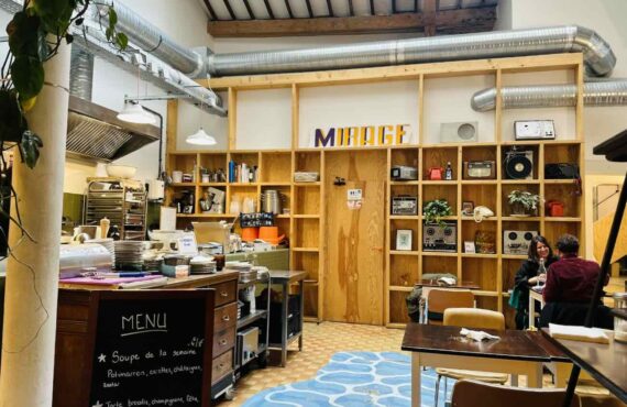 La Mûrisserie est un tiers lieu culturel situé sur le Cours Julien à Marseille. Il propose un bar, une cantine, un lieu culturel et un espace coworking (cuisine))