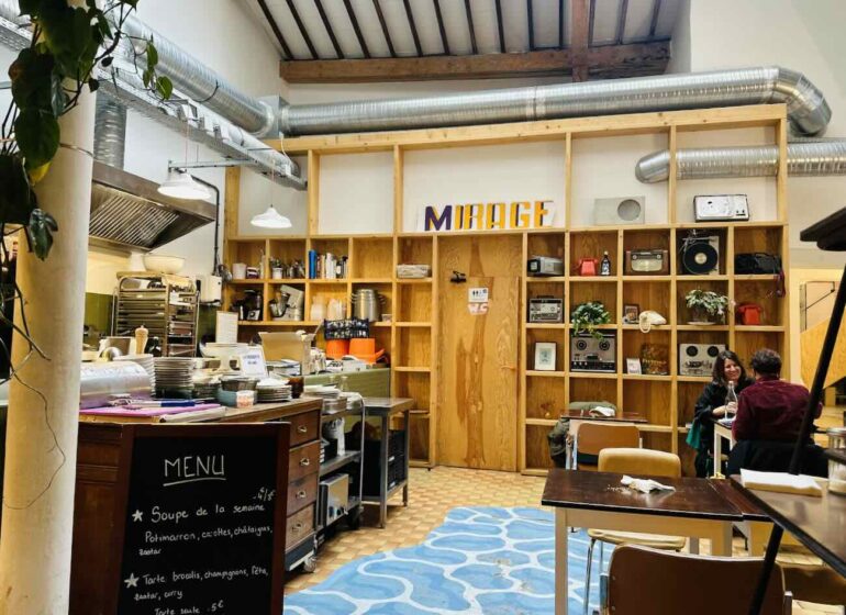 La Mûrisserie est un tiers lieu culturel situé sur le Cours Julien à Marseille. Il propose un bar, une cantine, un lieu culturel et un espace coworking (cuisine))