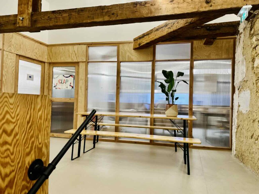 La Mûrisserie est un tiers lieu culturel situé sur le Cours Julien à Marseille. Il propose un bar, une cantine, un lieu culturel et un espace coworking (coworking)