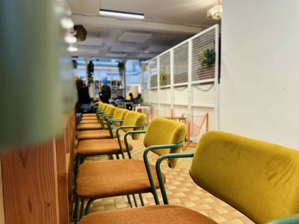 La Mûrisserie est un tiers lieu culturel situé sur le Cours Julien à Marseille. Il propose un bar, une cantine, un lieu culturel et un espace coworking (chaises)