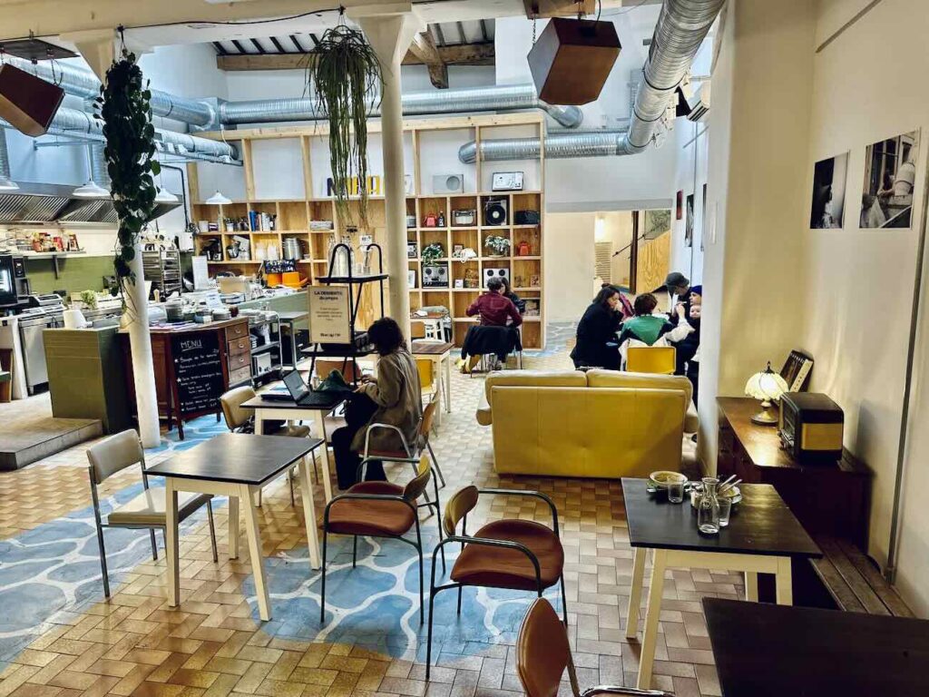 La Mûrisserie est un tiers lieu culturel situé sur le Cours Julien à Marseille. Il propose un bar, une cantine, un lieu culturel et un espace coworking (interieur)