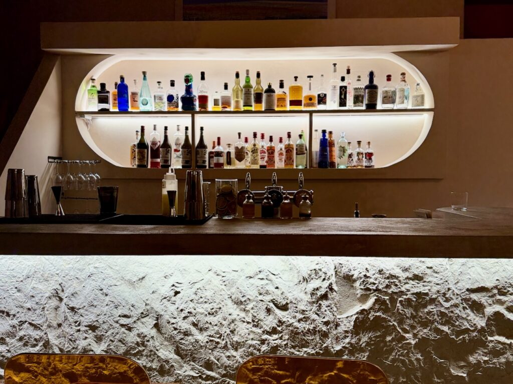 Bar à cocktails d’auteur situé dans le quartier Vauban à Marseille, Junior’s shake créations pointues, mocktails sur mesure et assiettes solaires à partager dans un cocon minéral. (bouteilles)