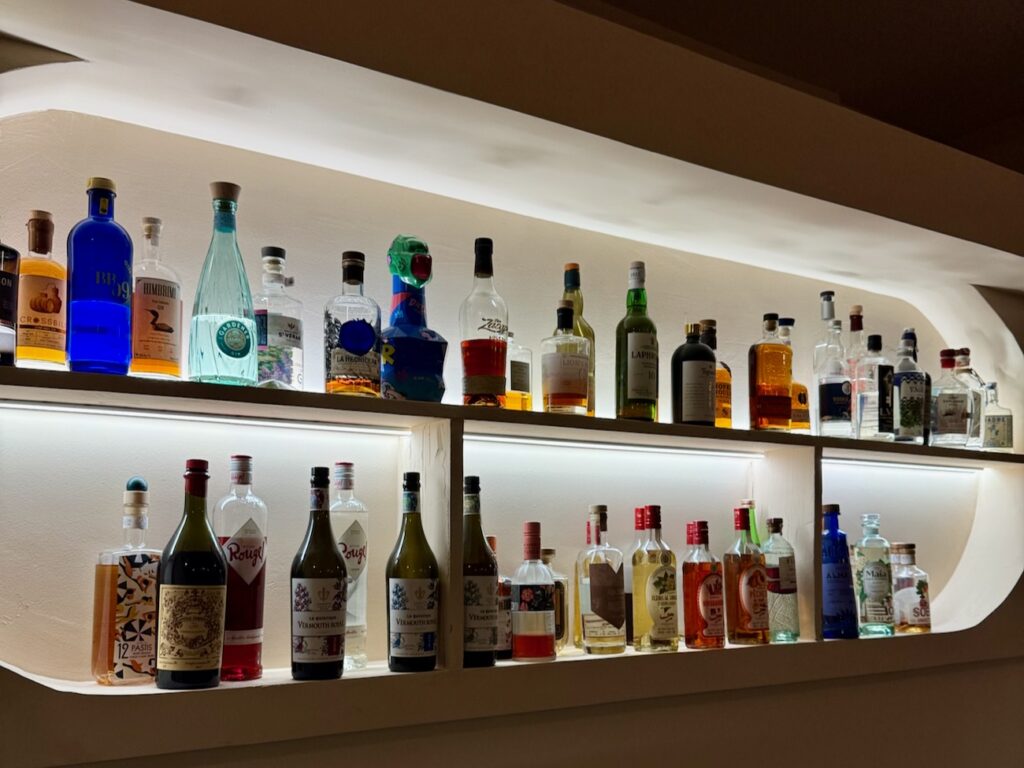 Bar à cocktails d’auteur situé dans le quartier Vauban à Marseille, Junior’s shake créations pointues, mocktails sur mesure et assiettes solaires à partager dans un cocon minéral. (bouteille close up)