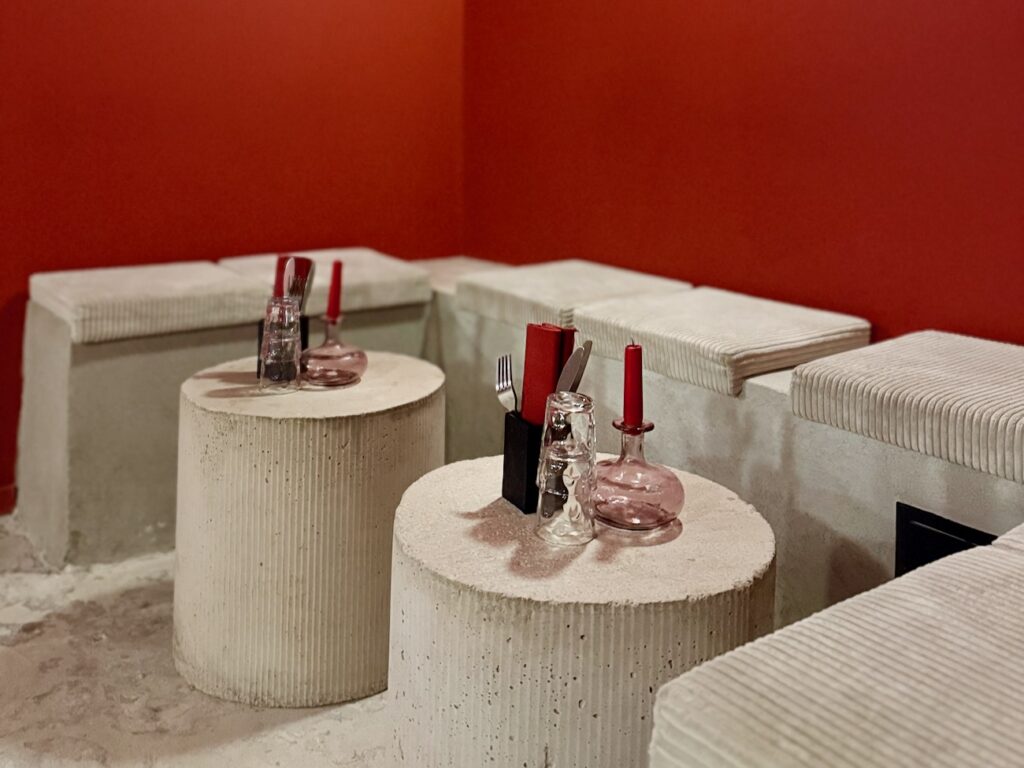 Bar à cocktails d’auteur situé dans le quartier Vauban à Marseille, Junior’s shake créations pointues, mocktails sur mesure et assiettes solaires à partager dans un cocon minéral. (speakers)