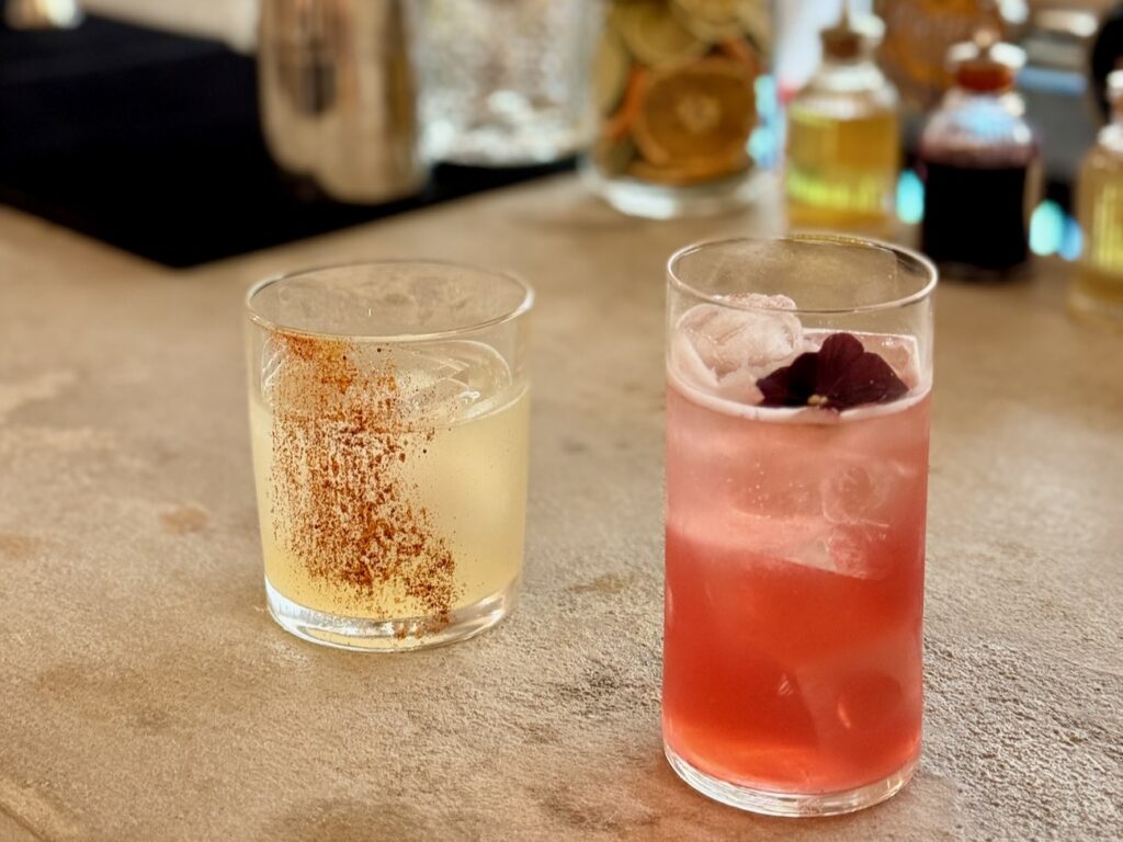 Bar à cocktails d’auteur situé dans le quartier Vauban à Marseille, Junior’s shake créations pointues, mocktails sur mesure et assiettes solaires à partager dans un cocon minéral. (cocktails mocktails ter)