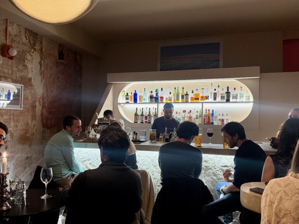 Bar à cocktails d’auteur situé dans le quartier Vauban à Marseille, Junior’s shake créations pointues, mocktails sur mesure et assiettes solaires à partager dans un cocon minéral. (salle pleine)