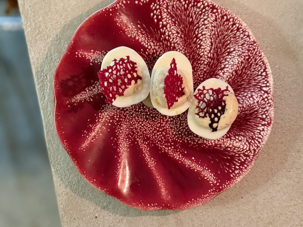 Bar à cocktails d’auteur situé dans le quartier Vauban à Marseille, Junior’s shake créations pointues, mocktails sur mesure et assiettes solaires à partager dans un cocon minéral. (oeufs mayonnaise)