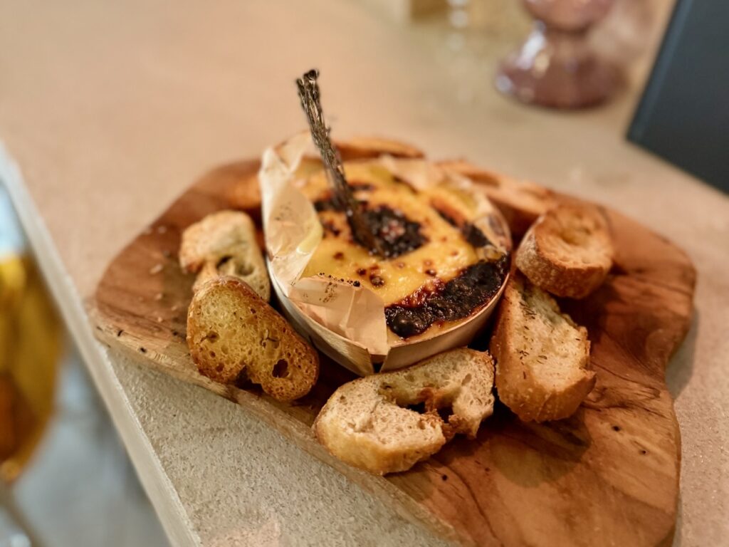Bar à cocktails d’auteur situé dans le quartier Vauban à Marseille, Junior’s shake créations pointues, mocktails sur mesure et assiettes solaires à partager dans un cocon minéral. (camembert rôti)