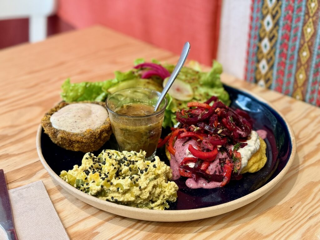 Hododa est un restaurant vegan situé dans le quartier du Panier à Marseille qui propose des assiettes aux inspirations libanaises et arméniennes et un brunch le week-end. 