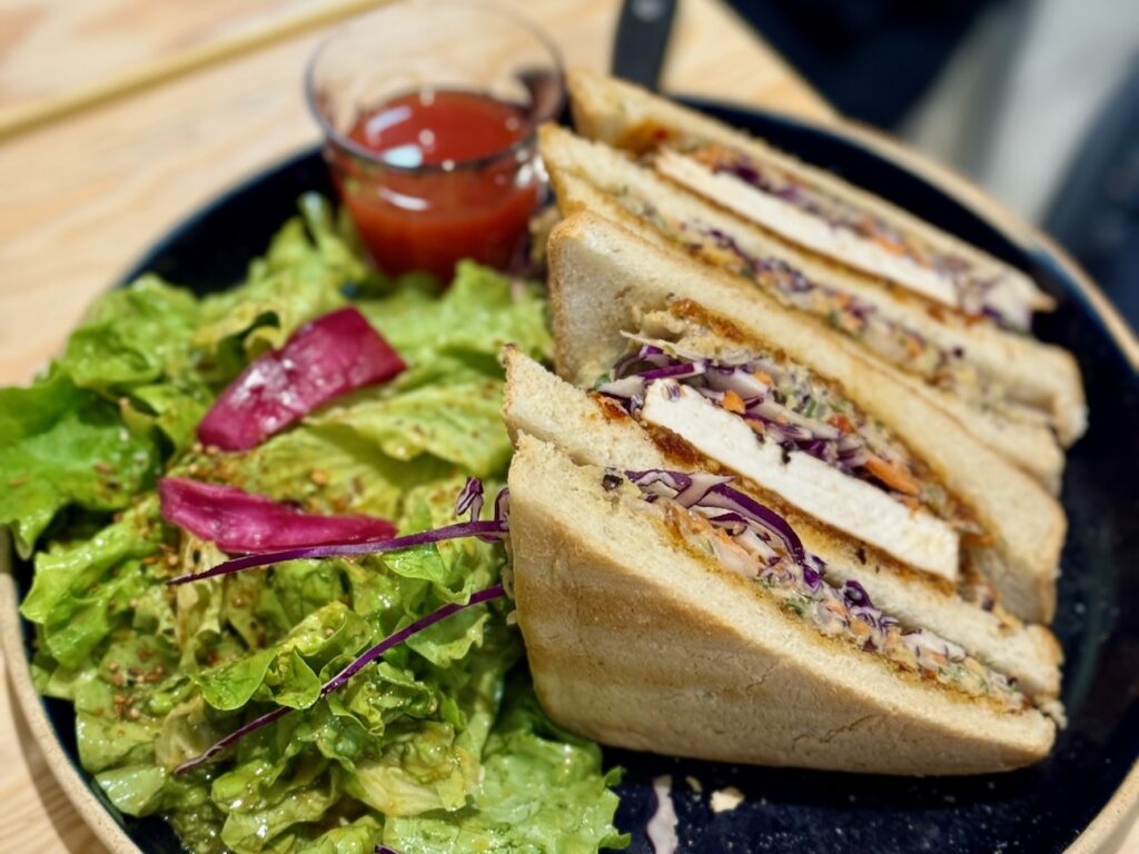 Hododa est un restaurant vegan situé dans le quartier du Panier à Marseille qui propose des assiettes aux inspirations libanaises et arméniennes et un brunch le week-end. (shokupan)